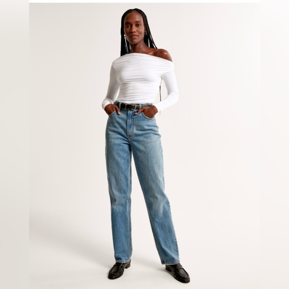 Abercrombie & Fitch High Rise 90s straight Jeans, size US 6